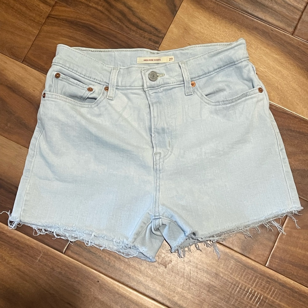 Levi’s high rise stretch denim shorts - size 27